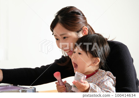 帶著孩子化妝的女人 100414634