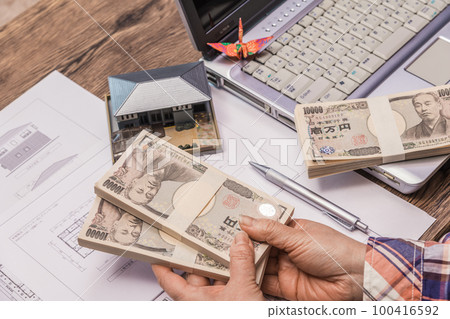 [一位家庭主婦正在為買房做計算] 100416592
