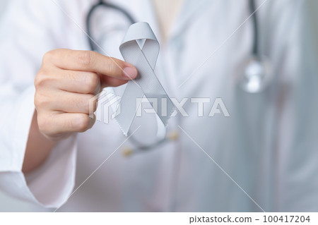 Brain Cancer Awareness May month, Doctor with grey color Ribbon for supporting life people. Healthcare and World cancer day concept 100417204