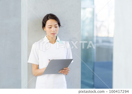 nurse woman portrait nurse woman portrait 100417294