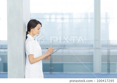 nurse woman portrait 100417295