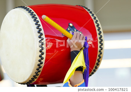 沖繩 Eisa 舞蹈表演中的大鼓 100417821