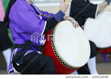 Large drums during the Okinawan Eisa dance performance Large drums during the Okinawan Eisa dance performance 100418046