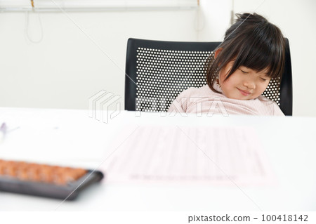 珠算教室。孩子在學習時犯困，要么是睡眠不足，要么是午睡。 100418142