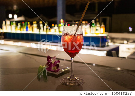 櫃檯上的紅色雞尾酒飲料 100418258
