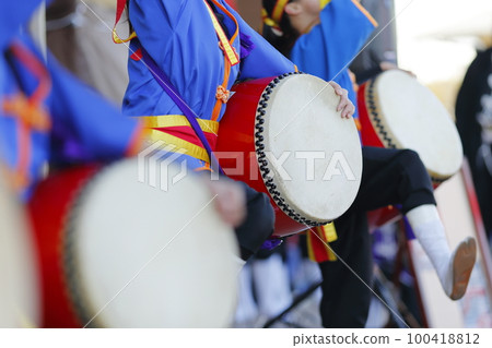 Large drums during the Okinawan Eisa dance performance 100418812