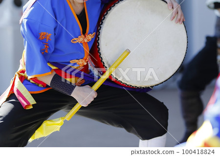 Large drums during the Okinawan Eisa dance performance Large drums during the Okinawan Eisa dance performance 100418824