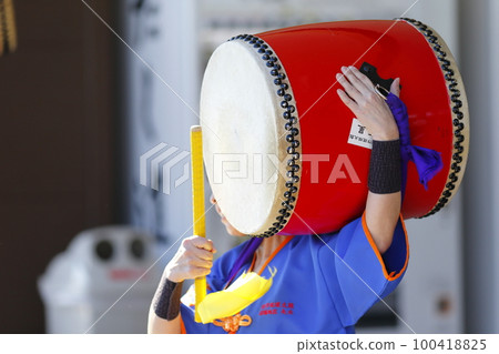 Large drums during the Okinawan Eisa dance performance Large drums during the Okinawan Eisa dance performance 100418825