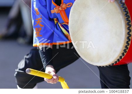 Large drums during the Okinawan Eisa dance performance Large drums during the Okinawan Eisa dance performance 100418837