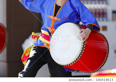 Large drums during the Okinawan Eisa dance performance 100419613