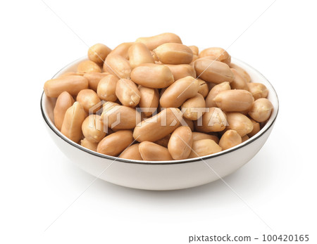 Salted roasted peanuts in ceramic plate 100420165