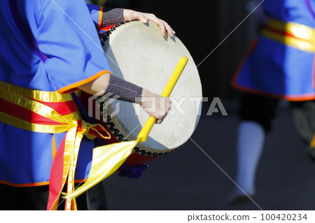 沖繩 Eisa 舞蹈表演中的大鼓 100420234