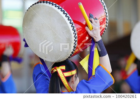 Large drums during the Okinawan Eisa dance performance Large drums during the Okinawan Eisa dance performance 100420261