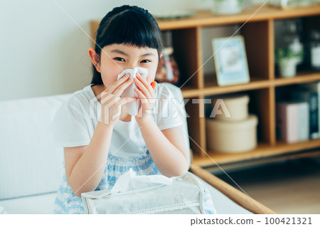 Elementary school girl with hay fever Elementary school girl with hay fever 100421321