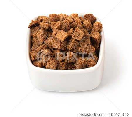 Crispy croutons in bowl 100421400