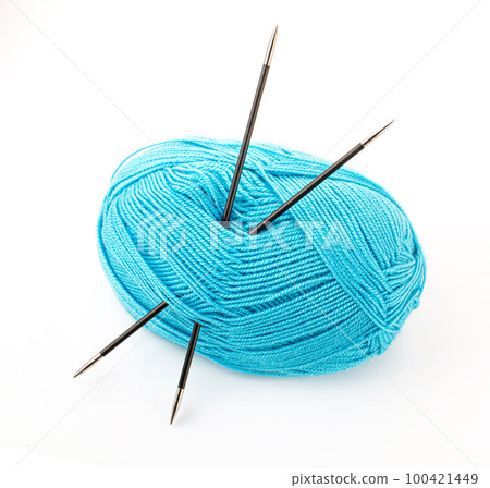 threads and knitting needles 100421449