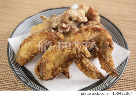 Deep-fried chicken wings Deep-fried chicken wings 100421804