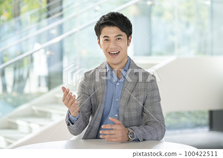 30 多歲的男人對著鏡頭說話,攝影合作 LINK FOREST 30 多歲的男人對著鏡頭說話,攝影合作 LINK FOREST 100422511