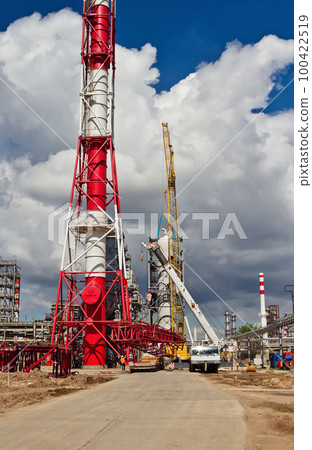 Unloading sections of the boom of a large crawler crane using a crane 100422519