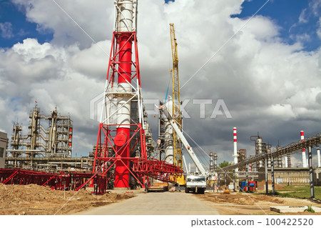 Unloading sections of the boom of a large crawler crane using a crane 100422520