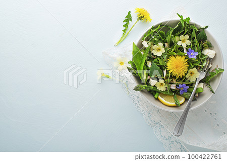 Spring salad 100422761