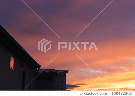 日落時的住宅區 100422806