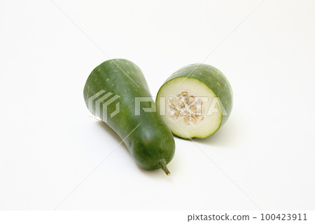 Cross-sectional image of a cut winter melon Cross-sectional image of a cut winter melon 100423911