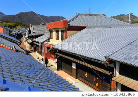 [Mie Prefecture] Sekimachi Sekijuku Traditional Buildings in Sunny Weather 100423969