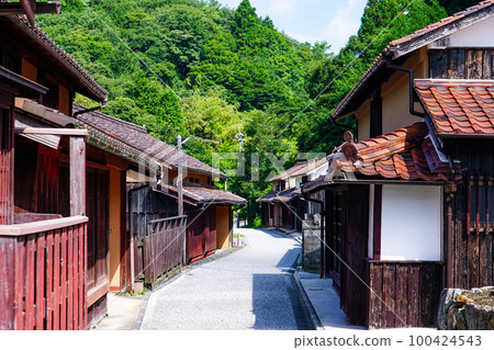 晴朗天氣下的傳統吹屋街景（岡山縣高橋市） 100424543