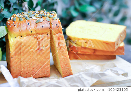 bread , pumpkin bread or loaf of bread or sliced bread or cut bread with pumpkin seed and sesame 100425105