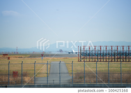 [Landing on Runway 16R seen from Keihinjima Ryokudo Park] 100425168