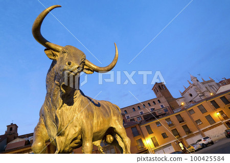 Toro de la Vega Sculpture, Tordesillas, Spain 100425584