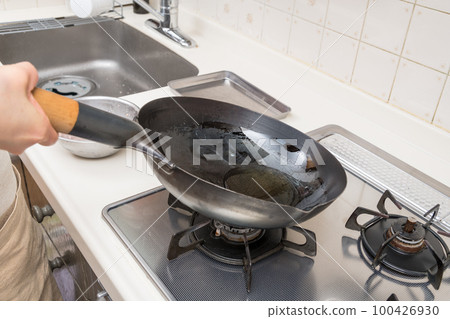 [Make stir-fried levanilla. Add a lot of oil to the wok.] 100426930