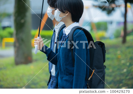 High school student couple rain 100429270