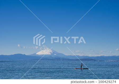 [神奈川縣]從長者崎海灘看到的富士山 100429274