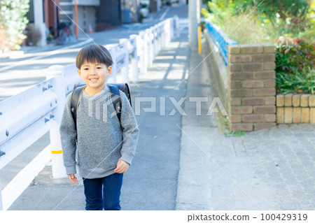 elementary school boy 100429319