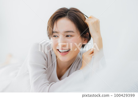 The woman in the bedroom　 100429399