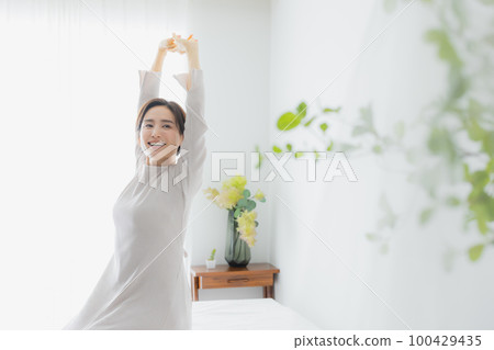 The woman in the bedroom The woman in the bedroom 100429435