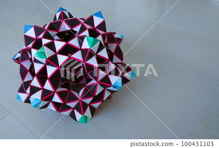 It is a three-dimensional figure made with unit origami. It is a three-dimensional figure made with unit origami. 100431103