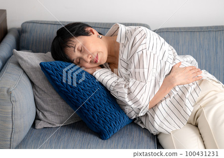 女性疲勞午睡 100431231