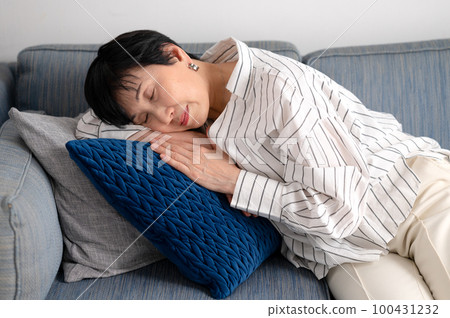 女性疲勞午睡 100431232