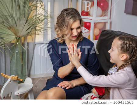 The girl psychologist and the child clap their hands at the successful resolution of the problem. 100431565