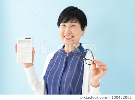 Surprised woman calculator money Surprised woman calculator money 100432991