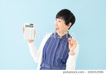 驚訝的女人計算器錢 100432996