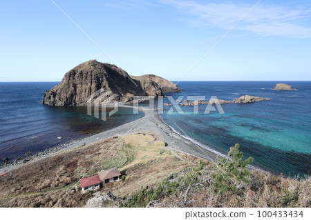 [Sado Island] Futatsugame in early winter and emeralds in the sea 100433434