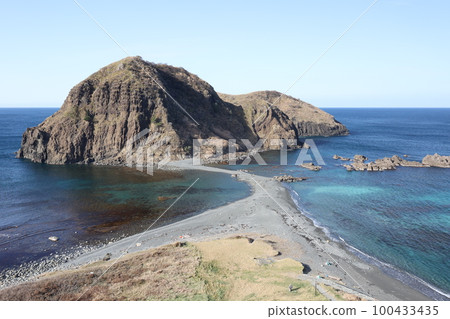 [Sado Island] Sandbar leading to Futatsugame in early winter 100433435