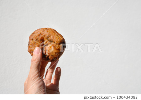 Ulundu Wade spicy lentil fritters in hand. Ulundu Wade spicy lentil fritters in hand. 100434082