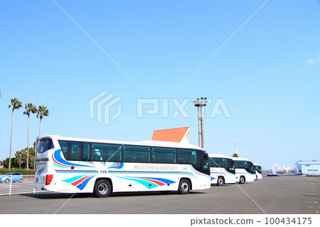 Scenery of a sightseeing bus to park 100434175