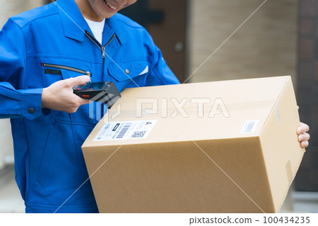 Workers reading bar codes on cardboard Courier delivery staff 100434235