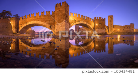 Castelvecchio Bridge in Verona, Italy at Twilight 100434491